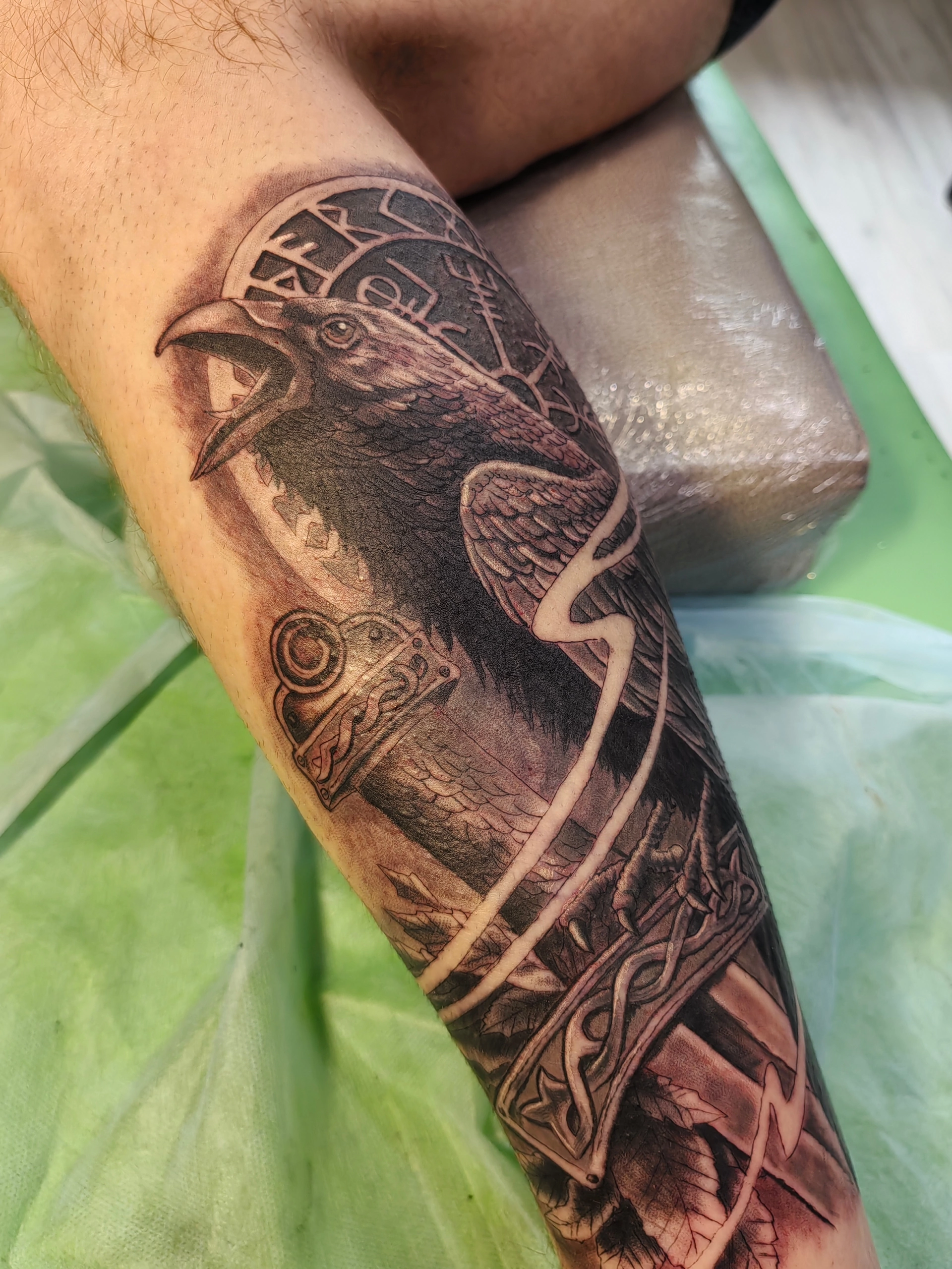 Татуировка ворон Одина со скандинавскими рунами